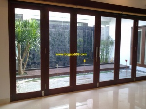 Pintu Kaca Lipat Kayu Merbau Oven