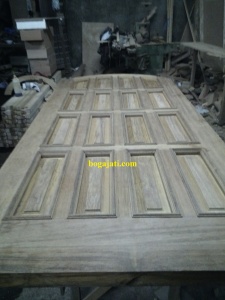 Pintu Panel Solid Lis Timbul Kayu Merbau Iven