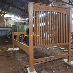 Tempat Tidur Kayu Sungkai