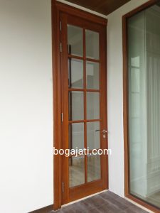 Pintu Kaca Motif Kotak Kotak